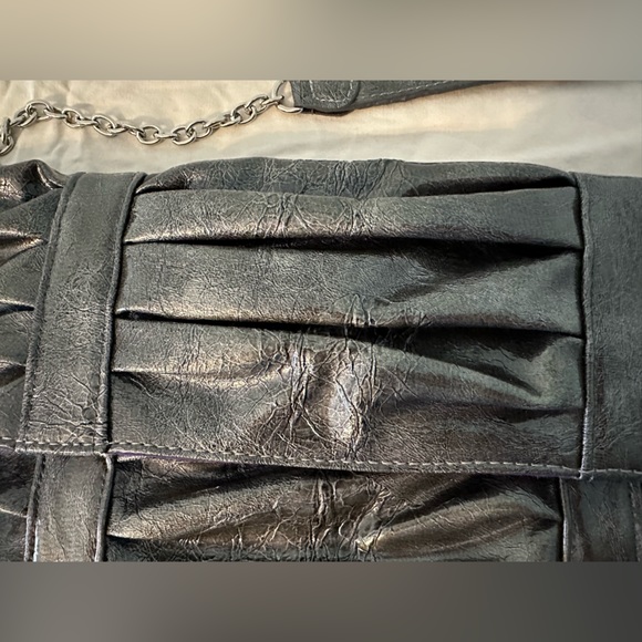 Daisy Fuentes gray/silver clutch handbag with strap - Picture 3 of 4